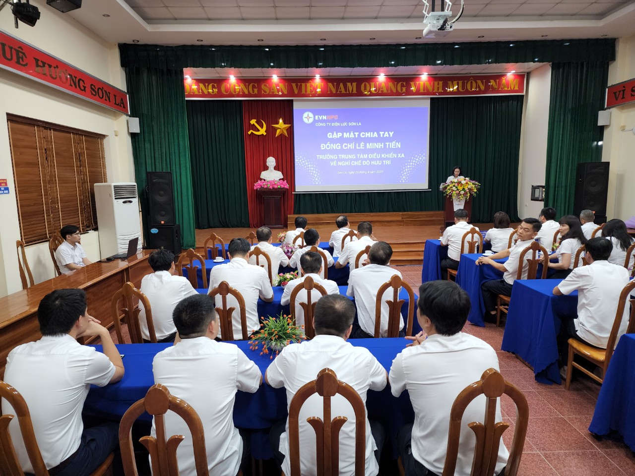 Gặp mặt chia tay Đồng chí Lê Minh Tiến - Trưởng TT Điều khiển xa nghỉ chế độ hưu

